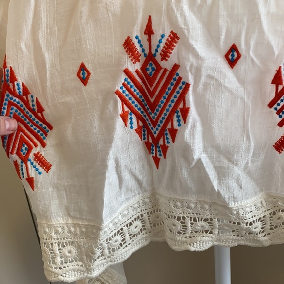 Beautiful Top - Picture 3 of 5